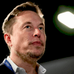 Електромобілі Tesla на фоні заводу