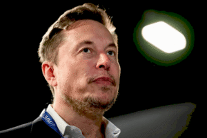 Електромобілі Tesla на фоні заводу