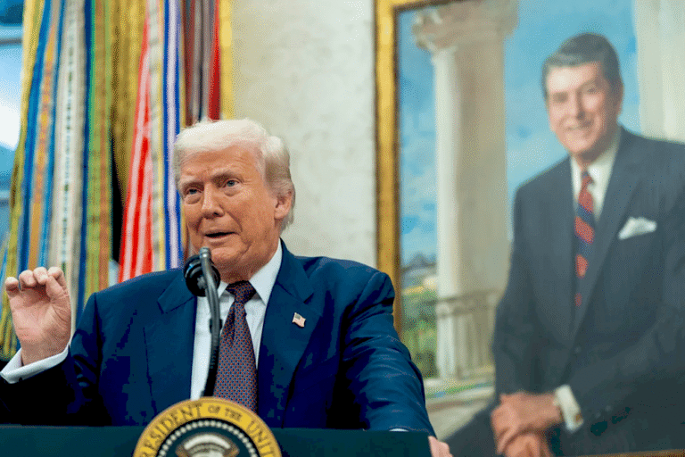 Трамп оголошує про тарифи на напівпровідники