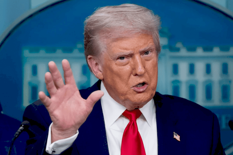 Трамп підписує указ про продовження мораторію на тарифи