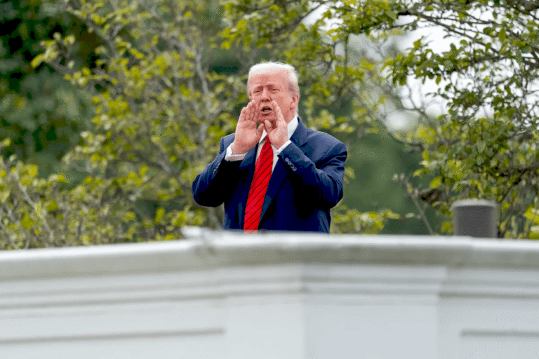 Президент Трамп підписує указ щодо банків