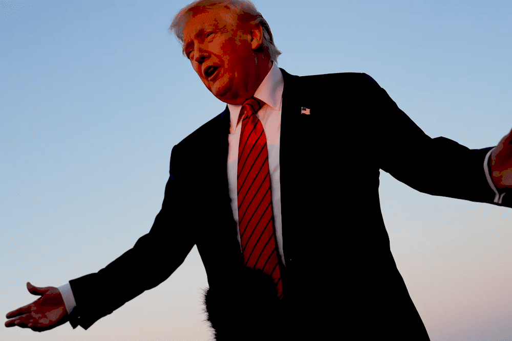 Трамп на фоні економічних графіків