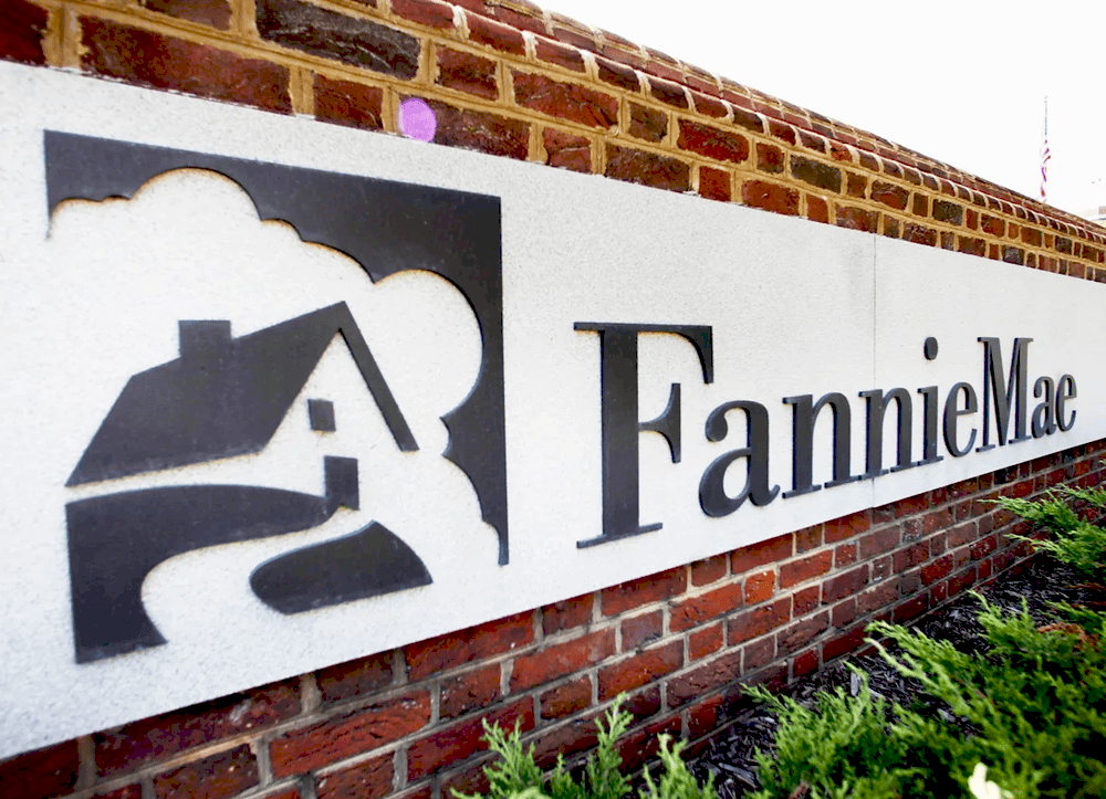 Зображення Трампа на фоні біржі з логотипом Fannie Mae та Freddie Mac