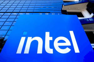 Логотипи Nvidia та Intel на фоні чіпів