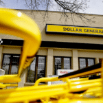 Покупці в магазині Dollar Tree