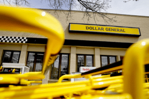 Покупці в магазині Dollar Tree