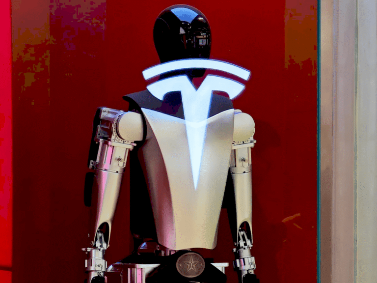 Елон Маск з автомобілем Tesla