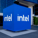 Логотипи Intel та AMD на фоні чіпів