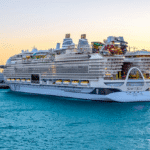 Круїзний лайнер Royal Caribbean на фоні моря