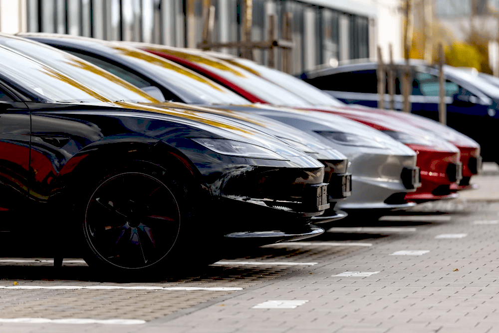 Графік падіння продажів Tesla в Європі у жовтні 2025 року