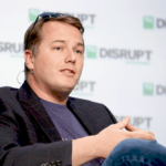 Вантажівка без водія в русі