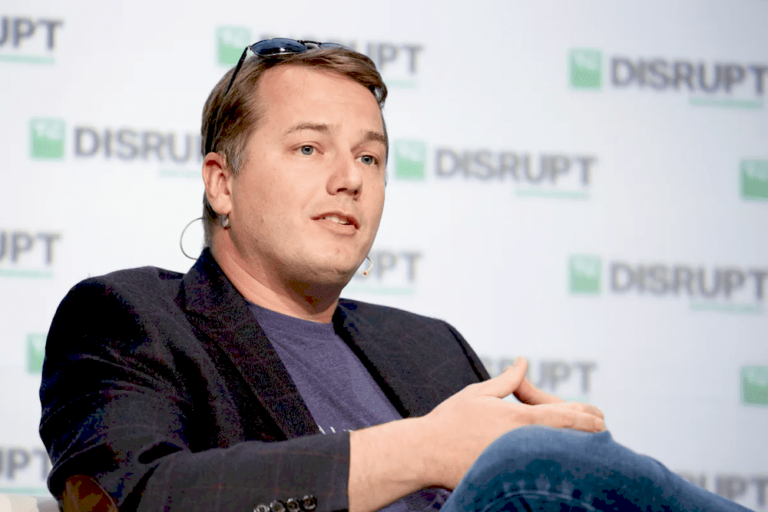 Вантажівка без водія в русі