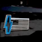 Електромобіль на фоні міського пейзажу