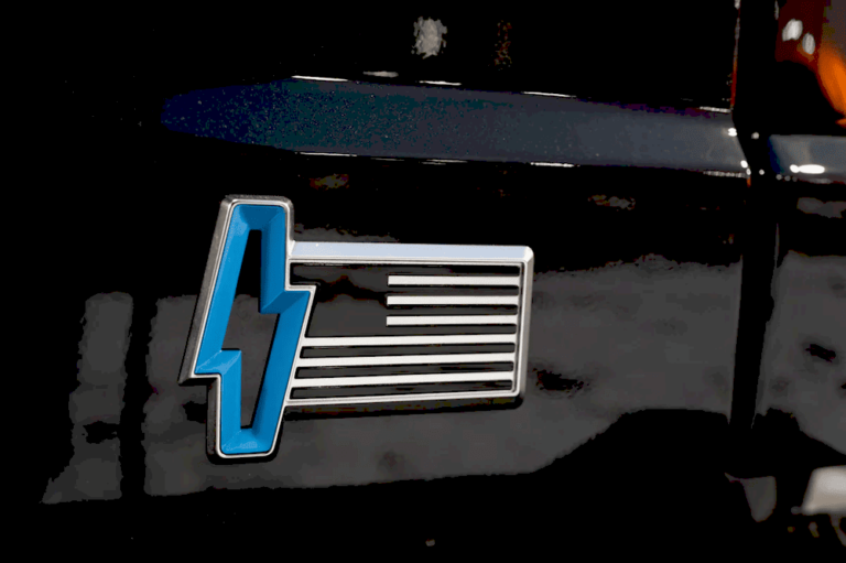 Електромобіль на фоні міського пейзажу