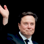 Ілон Маск на фоні Tesla