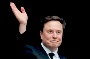 Ілон Маск на фоні Tesla