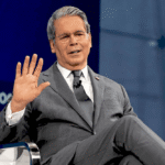 Кевін Хассет під час виступу