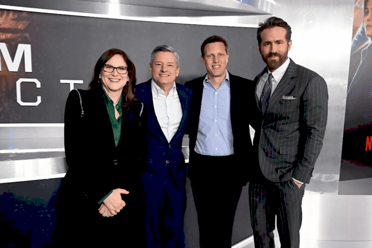 Змагання між Netflix та Paramount за Warner Bros. Discovery