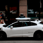 автомобіль Waymo на вулиці